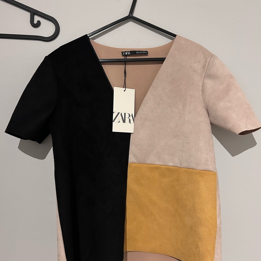 Zara Black and Cream V-Neck Top